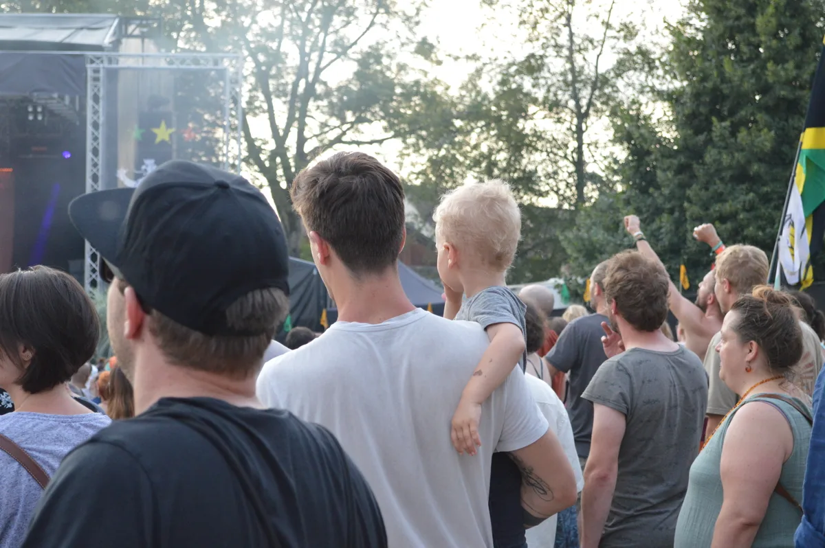 Vater und Kind am Reggae-Festival Reeds.